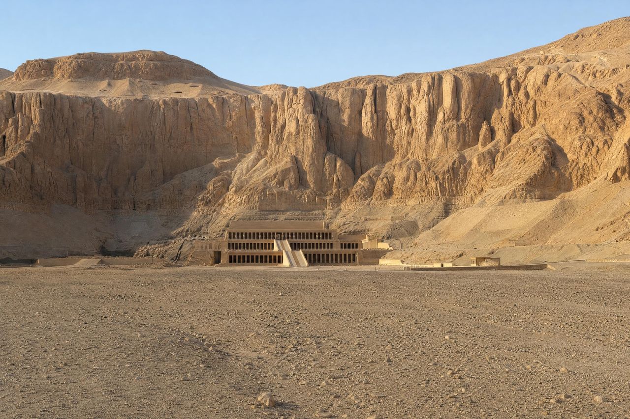 El templo funerario de Hatshepsut en Deir el-Bahari, con sus tres terrazas de columnas al pie de los acantilados de Tebas, cerca de Luxor (imagen generada con AI)