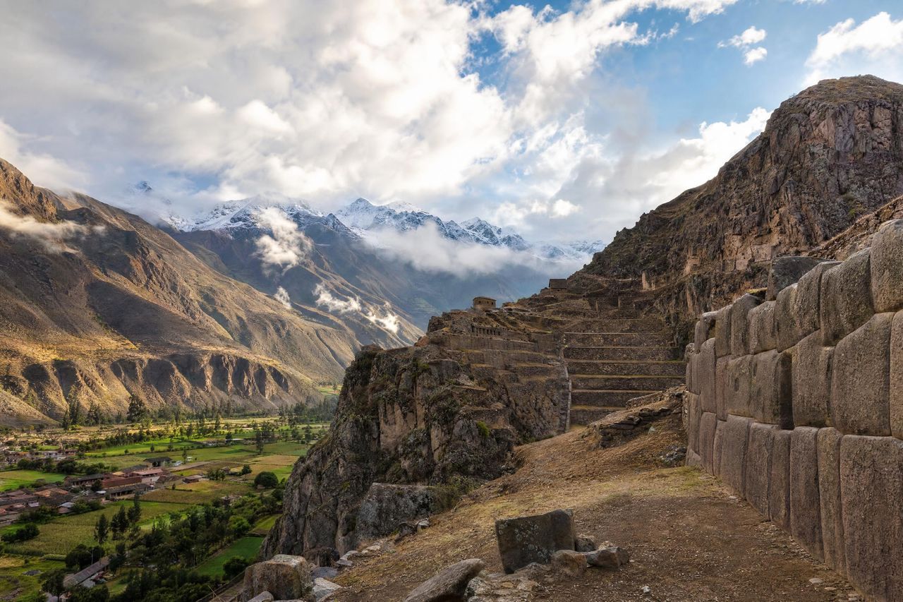 Terrazas incas de Ollantaytambo en el Valle Sagrado, con muros de piedra ensamblada y montañas nevadas al fondo (imagen generada con AI)